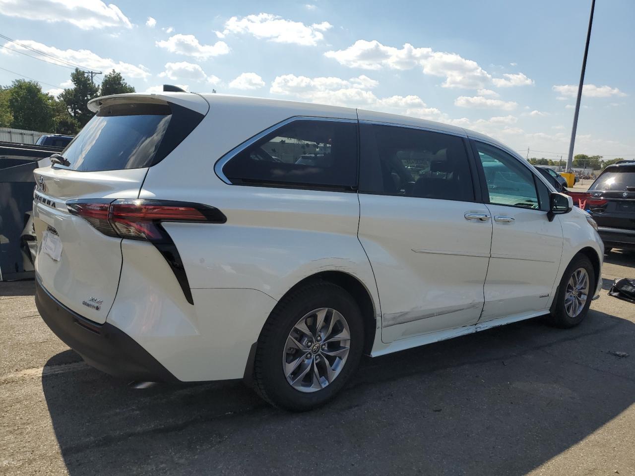 2021 Toyota Sienna Xle - Фото 3