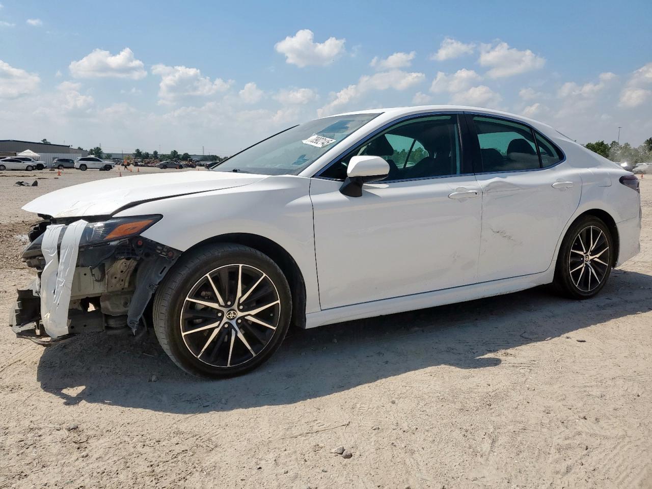 2021 Toyota Camry Se - Фото 2