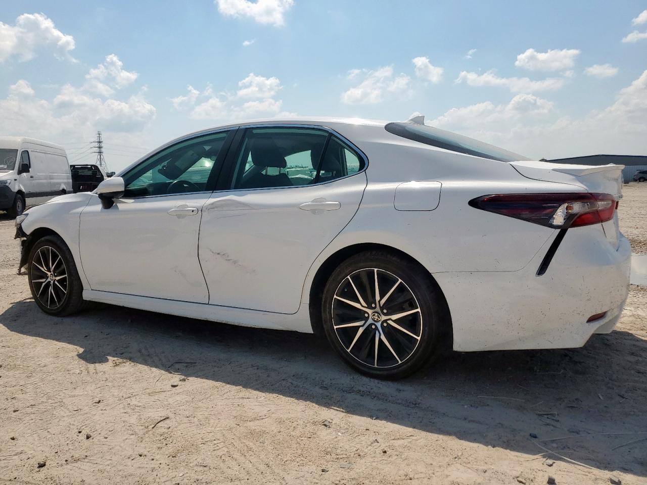 2021 Toyota Camry Se - Фото 4