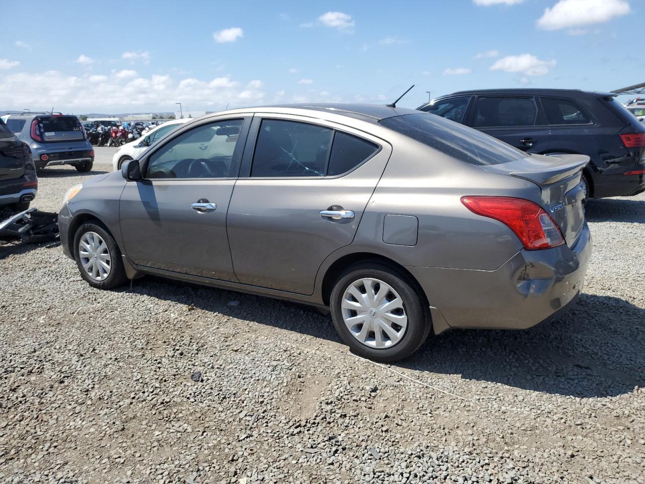 2013 Nissan Versa S - Фото 2