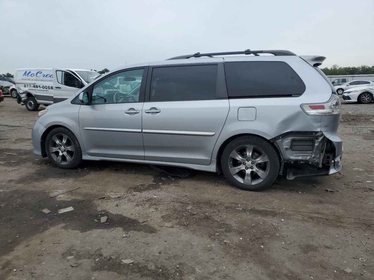 2011 Toyota Sienna Sport - Фото 2