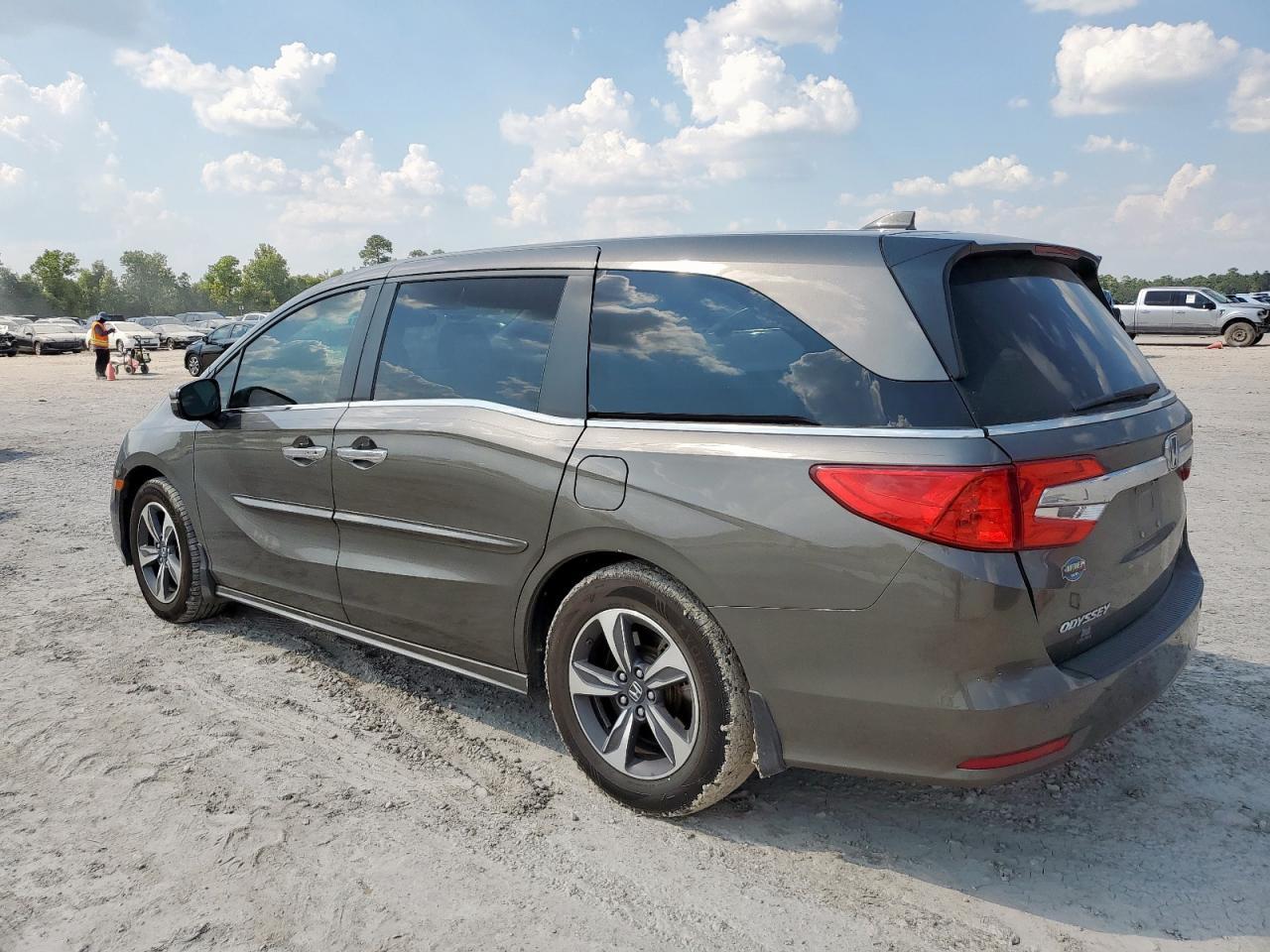 2018 Honda Odyssey Touring - Фото 2