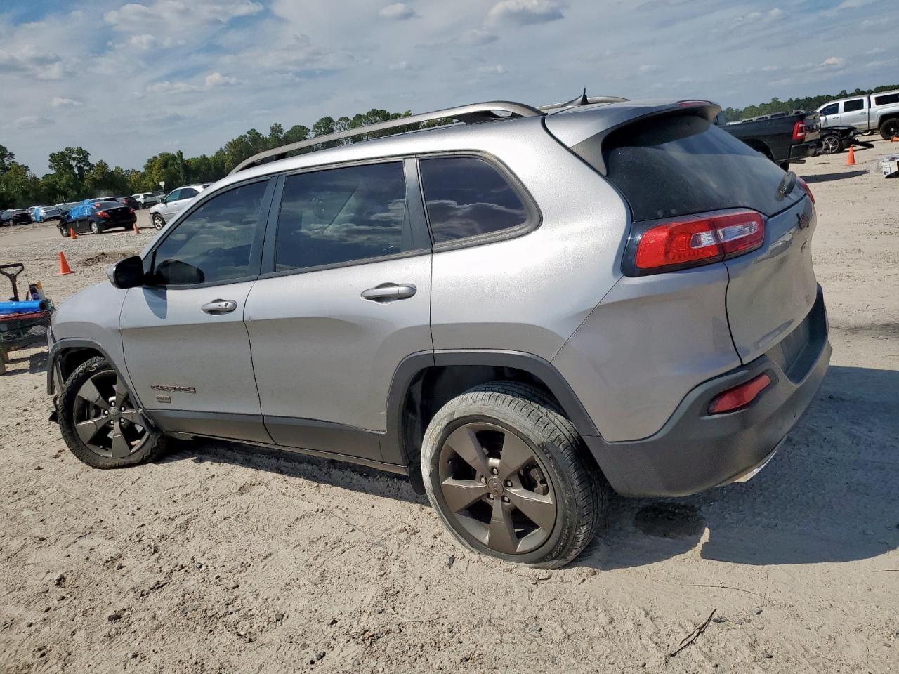 2016 Jeep Cherokee Latitude - Фото 2