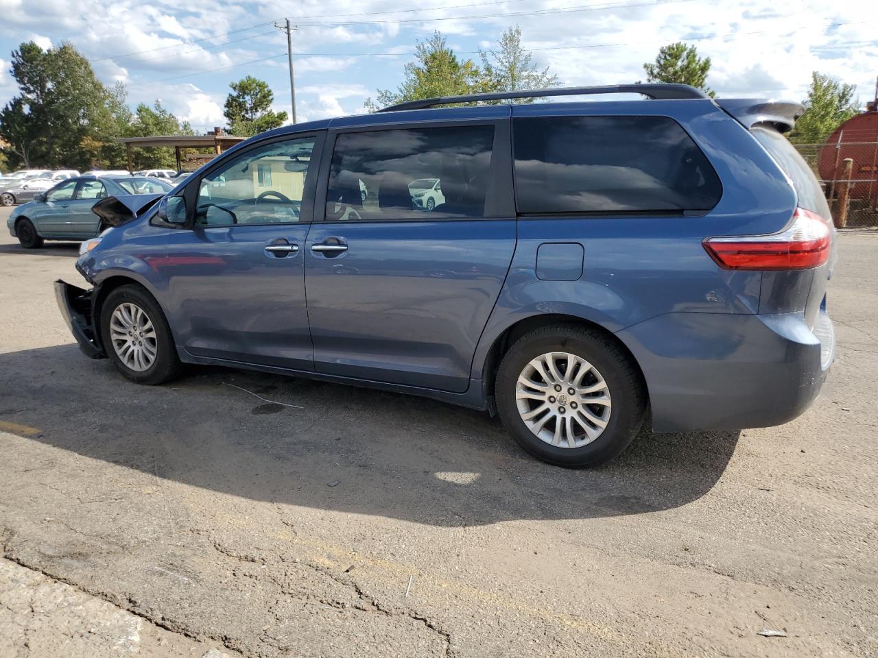 2015 Toyota Sienna Xle - Image 2