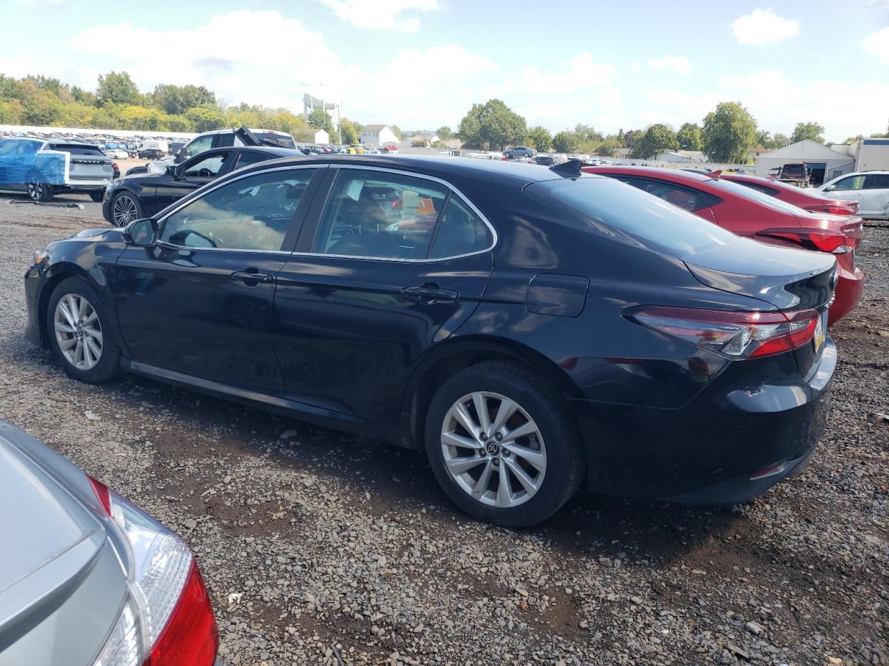 2021 Toyota Camry Le - Фото 2