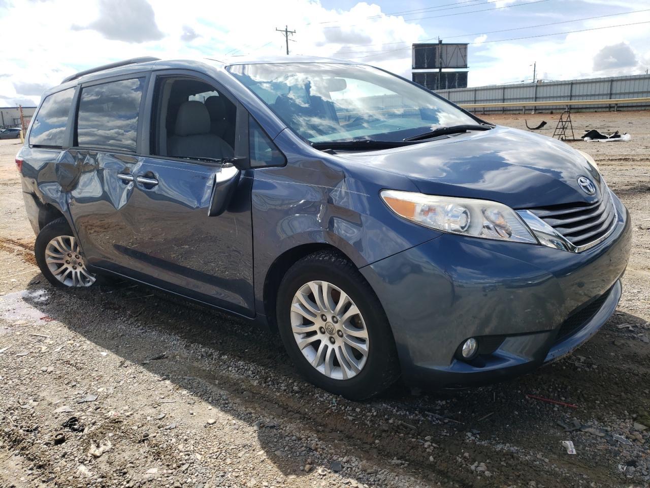 2017 Toyota Sienna - Image 4