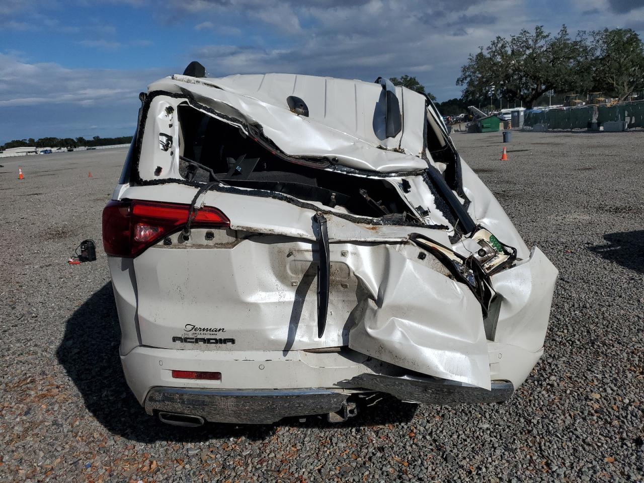 2017 GMC Acadia Denali - Фото 6