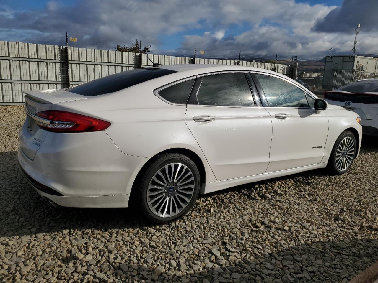 2018 Ford Fusion Titanium/Platinum Hev - Image 3