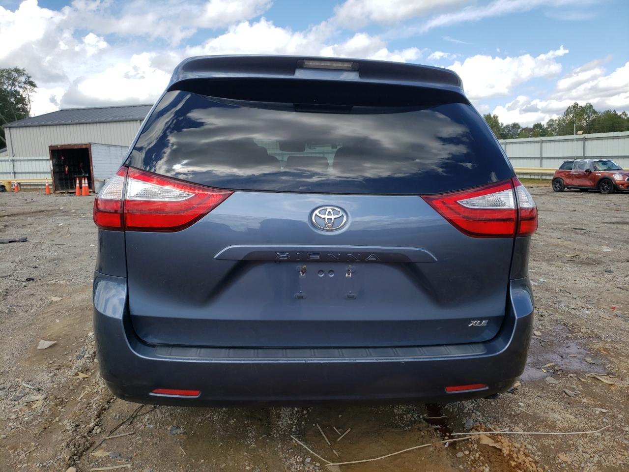 2017 Toyota Sienna - Image 6