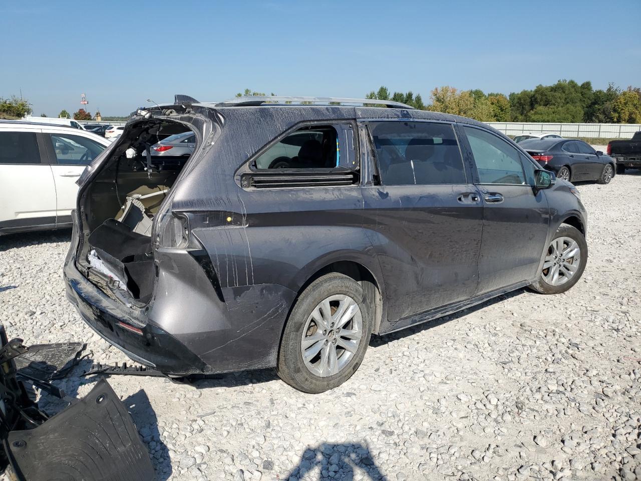 2022 Toyota Sienna Limited - Image 3
