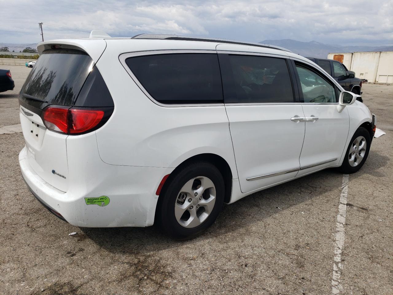 2018 Chrysler Pacifica Hybrid Touring L - Фото 3