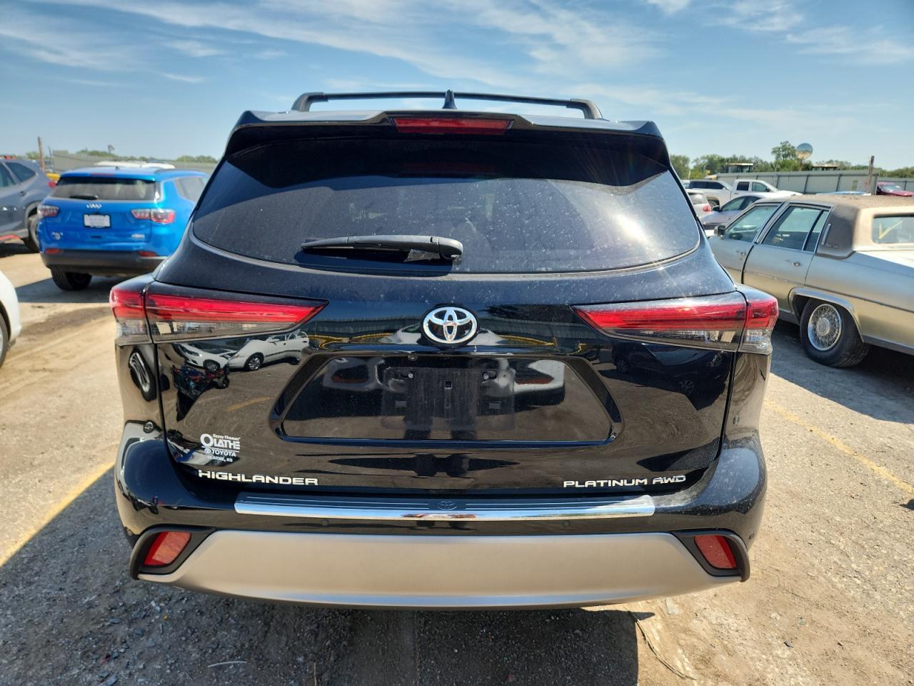 2022 Toyota Highlander Platinum - Image 6