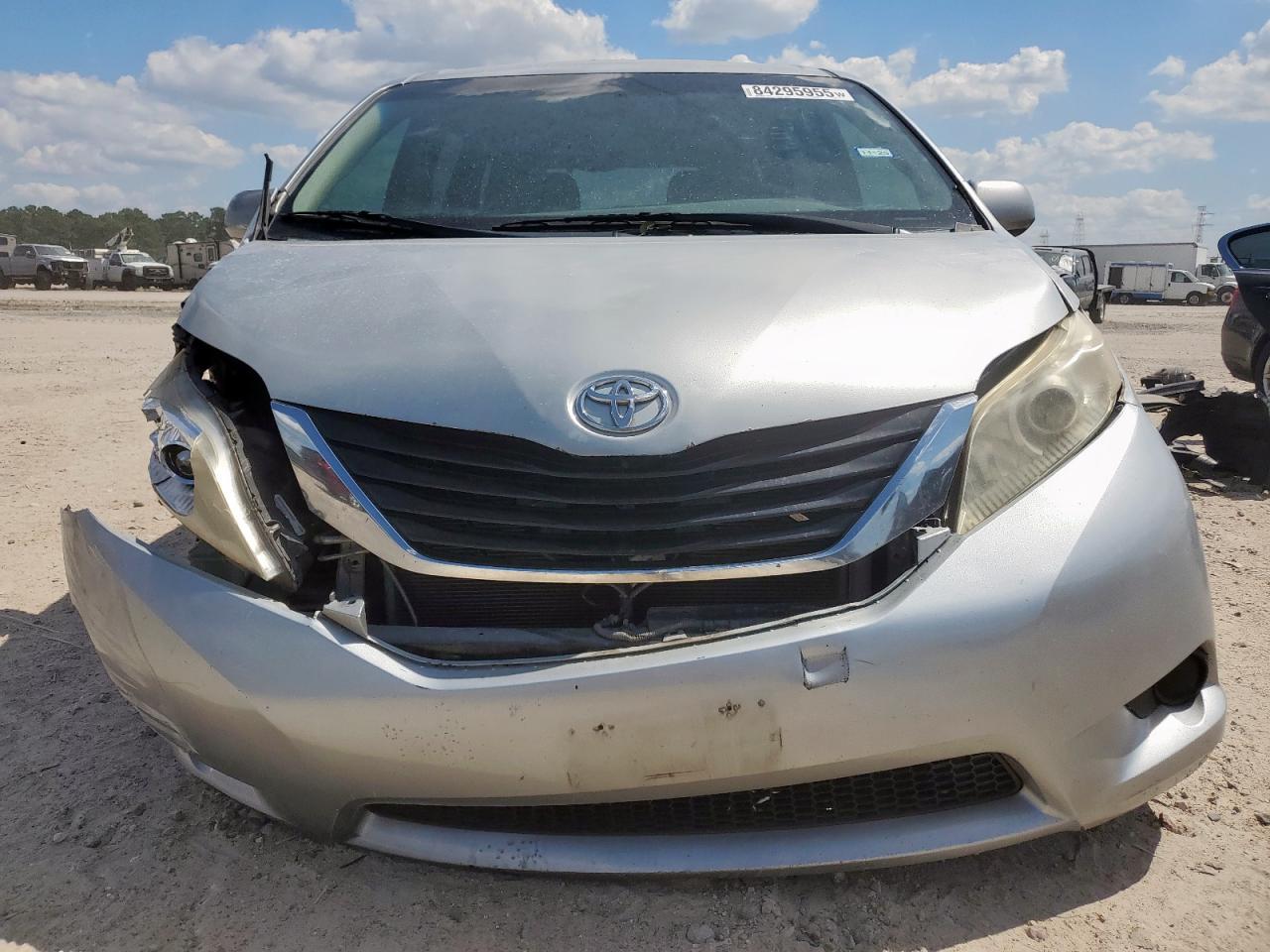 2015 Toyota Sienna Le - Image 5