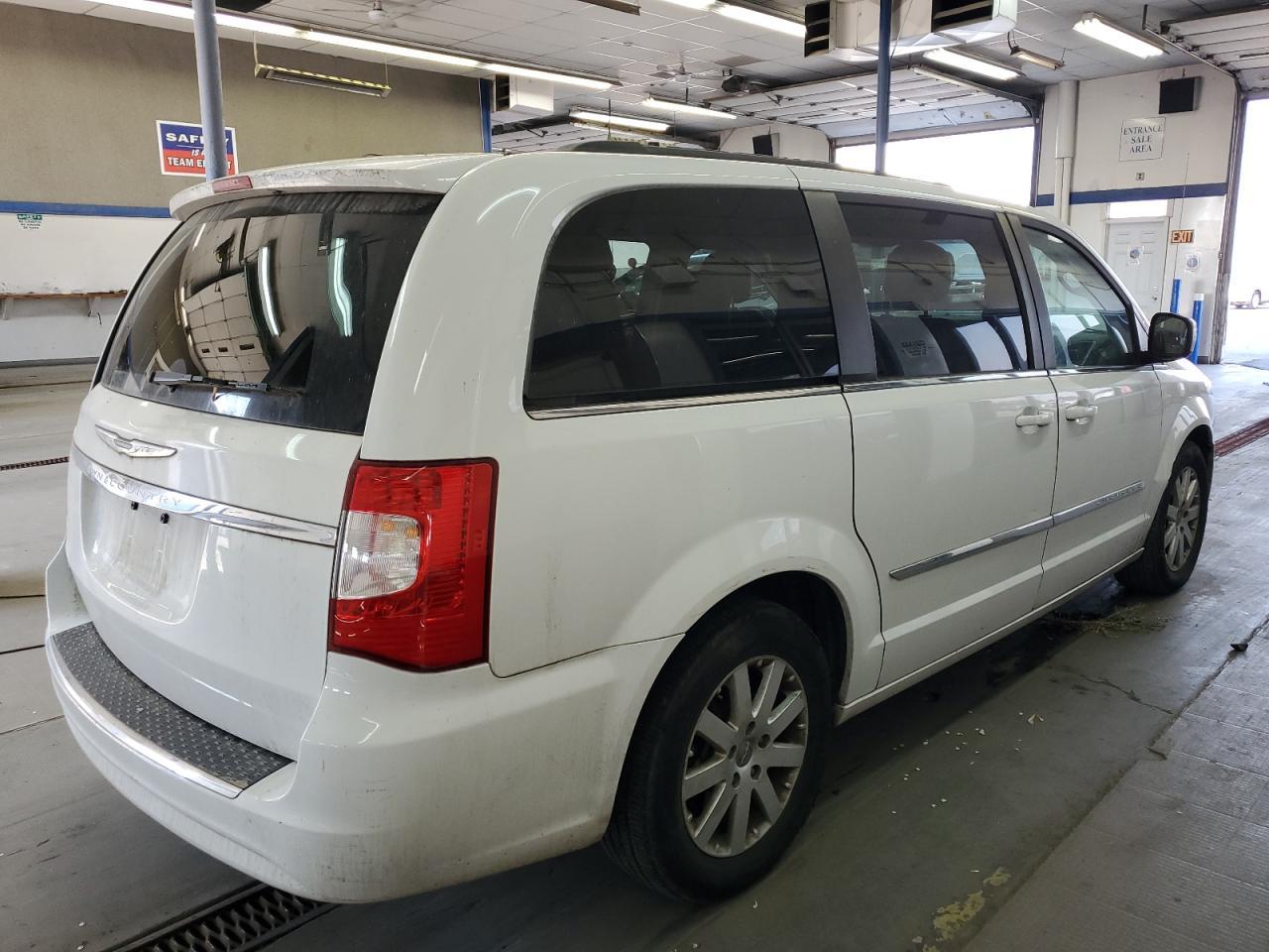 2015 Chrysler Town & Country Touring - Image 3