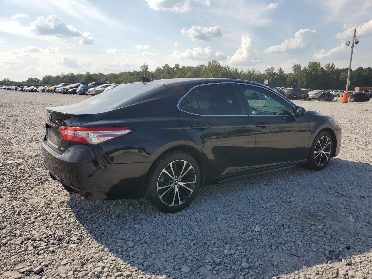 2020 Toyota Camry Se - Фото 3