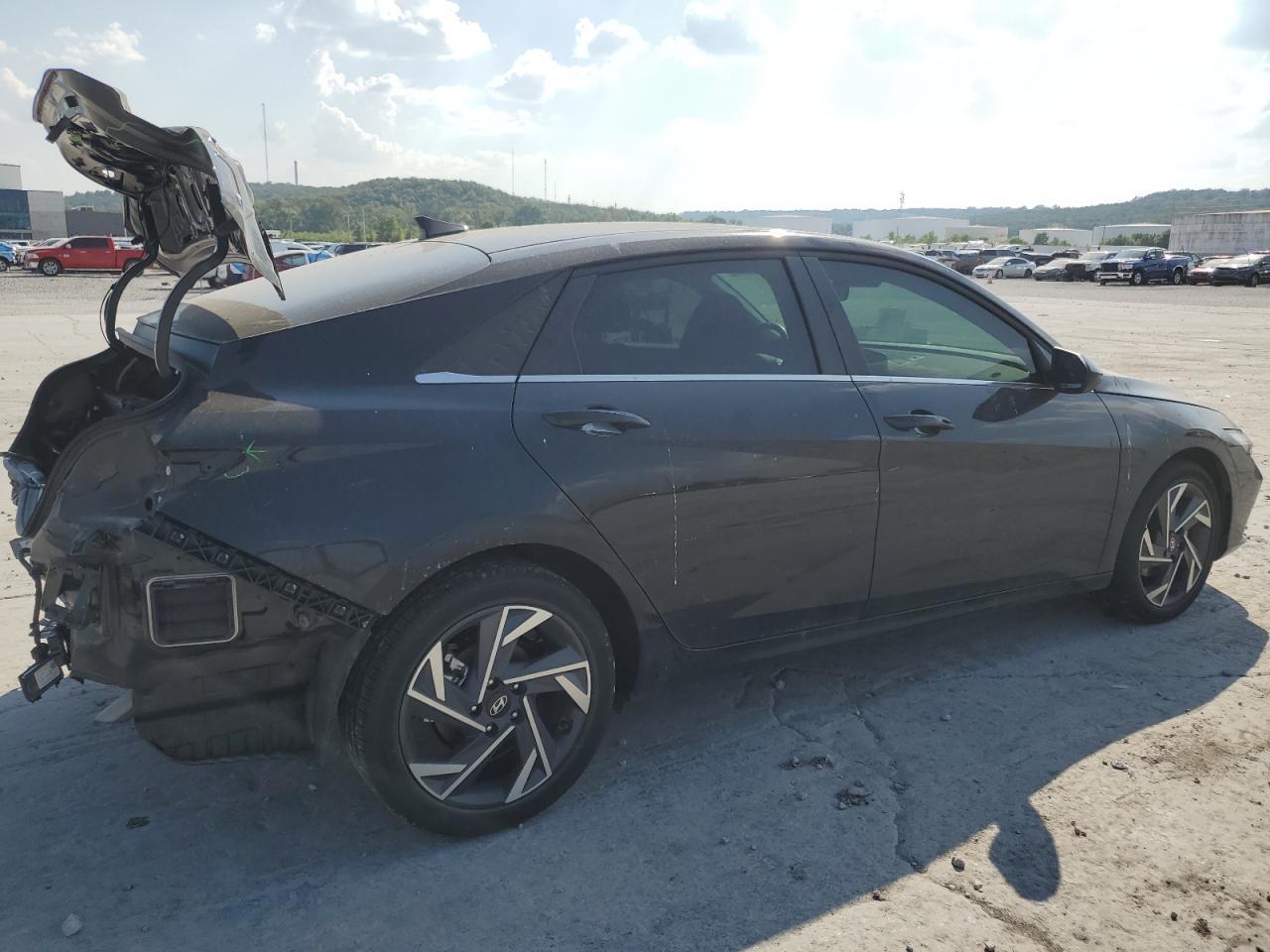 2025 Hyundai Elantra Sel - Image 3