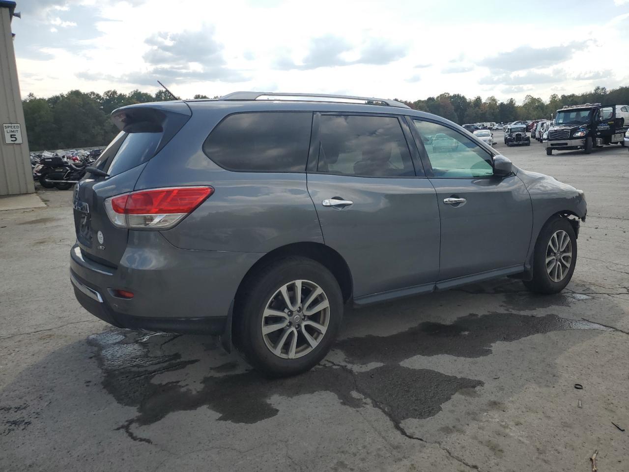 2015 Nissan Pathfinder S - Image 3