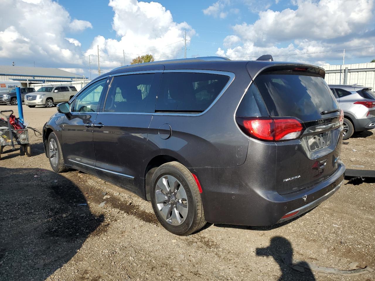 2018 Chrysler Pacifica Hybrid Limited - Image 2