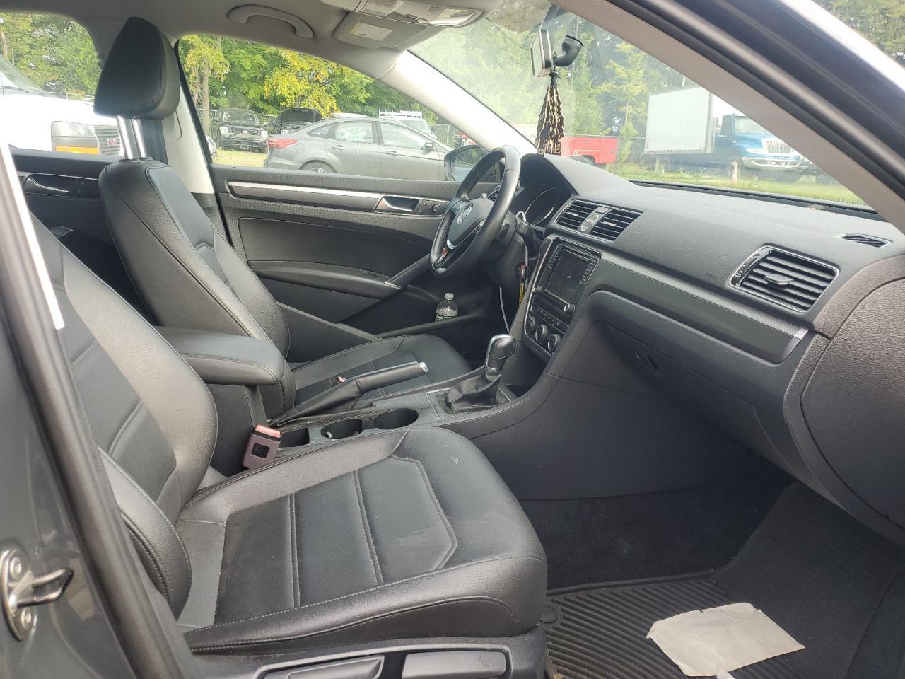 2017 Volkswagen Passat R-Line - Image 5