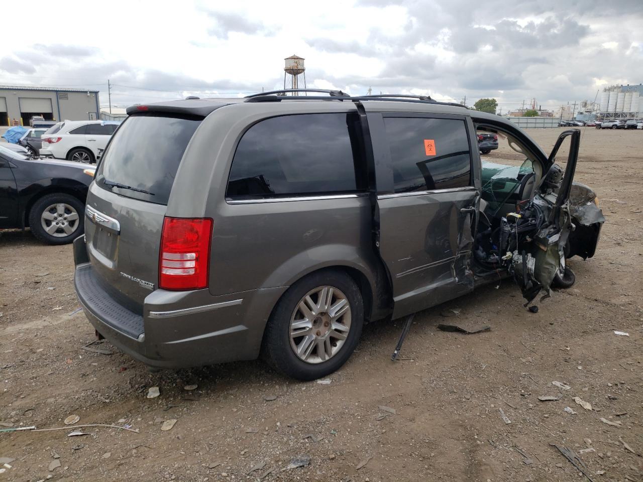 2010 Chrysler Town & Country Touring - Фото 3