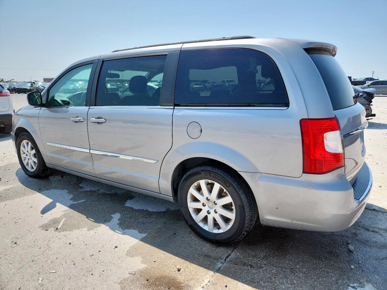 2016 Chrysler Town & Country Touring - Фото 2