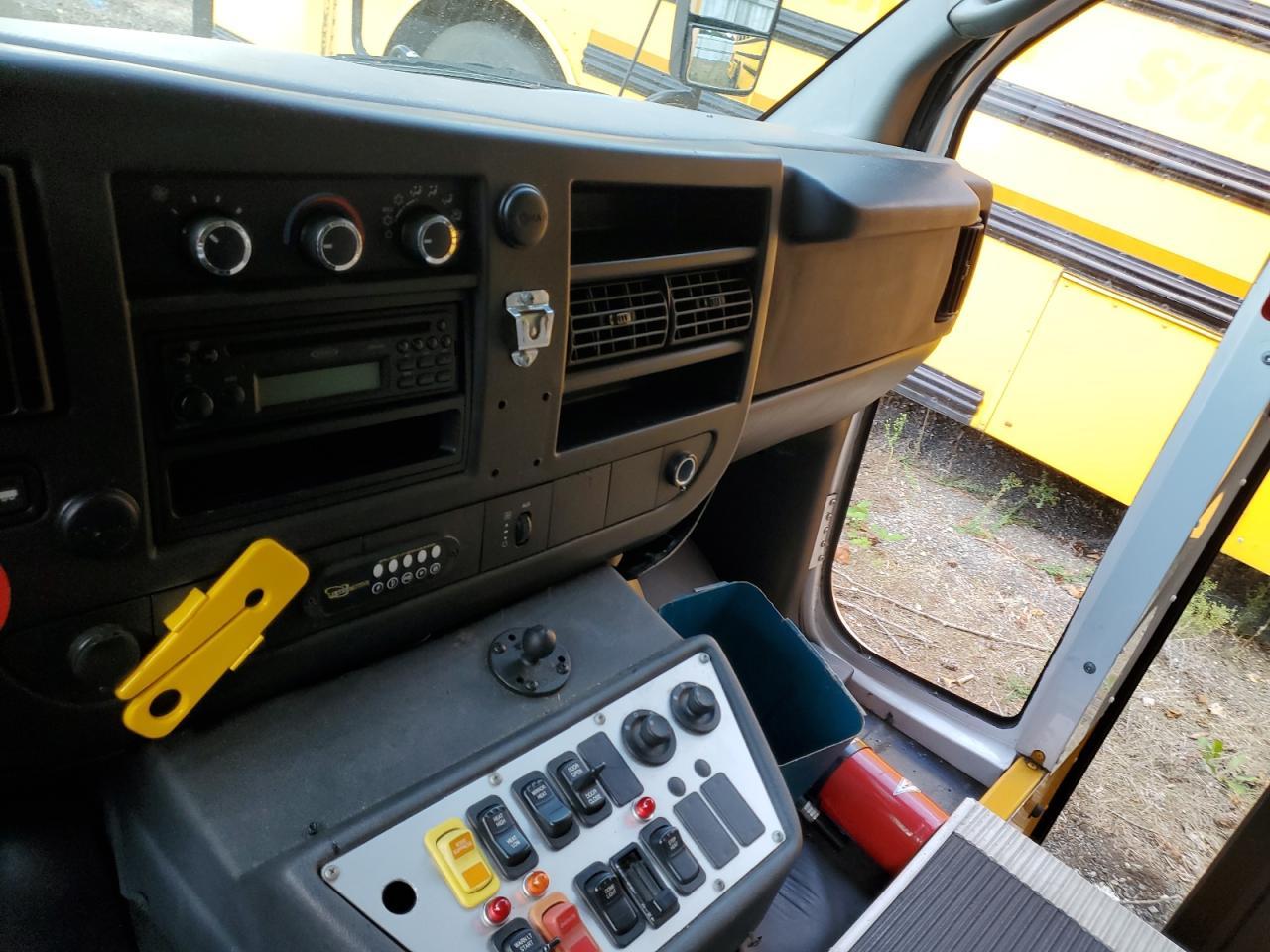 2014 Chevrolet Express G4500 - Image 5