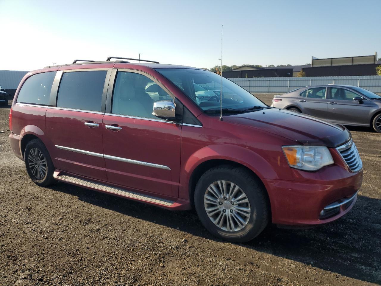 2013 Chrysler Town & Country Touring L - Фото 4