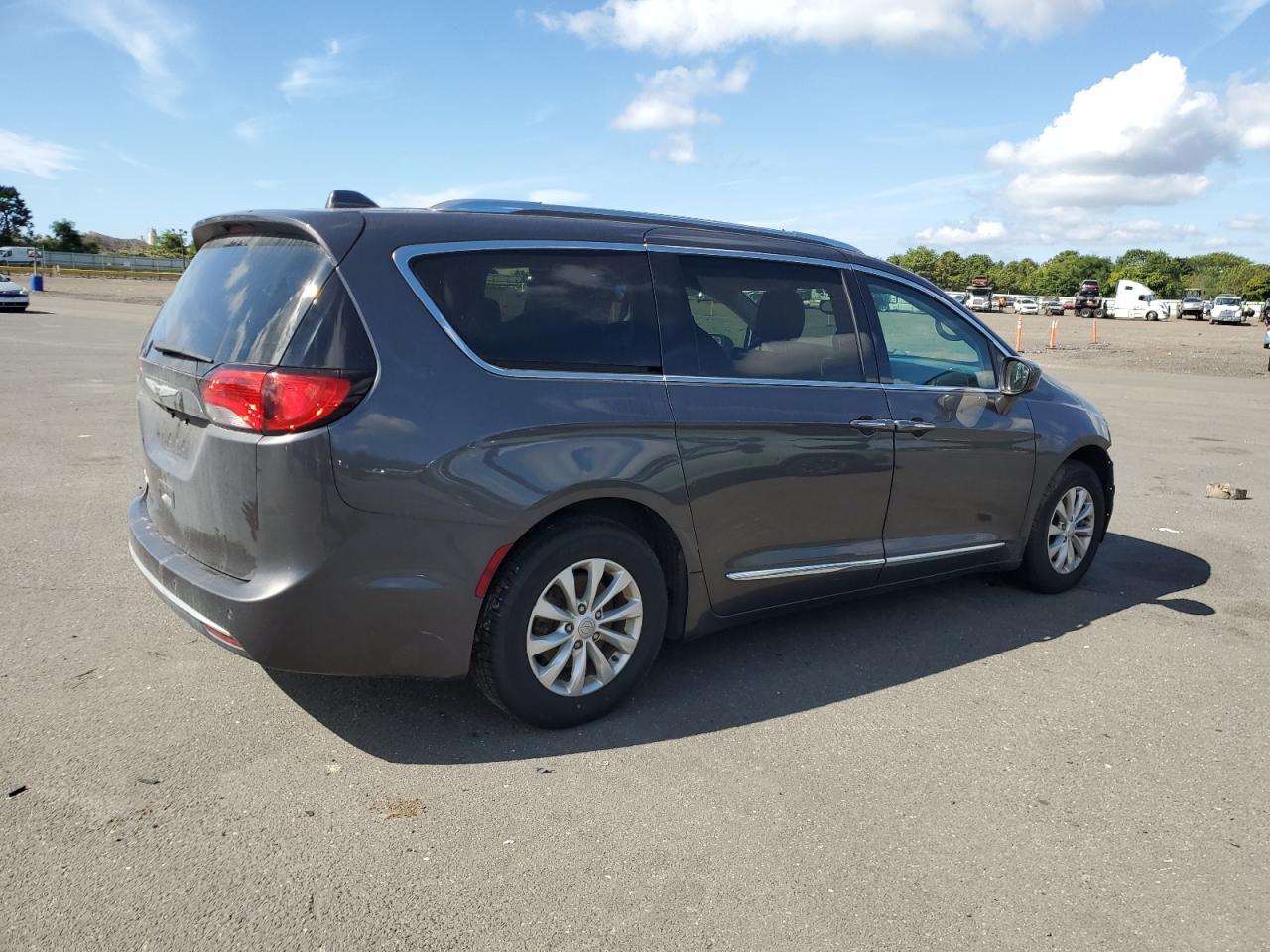 2019 Chrysler Pacifica Touring L - Image 3
