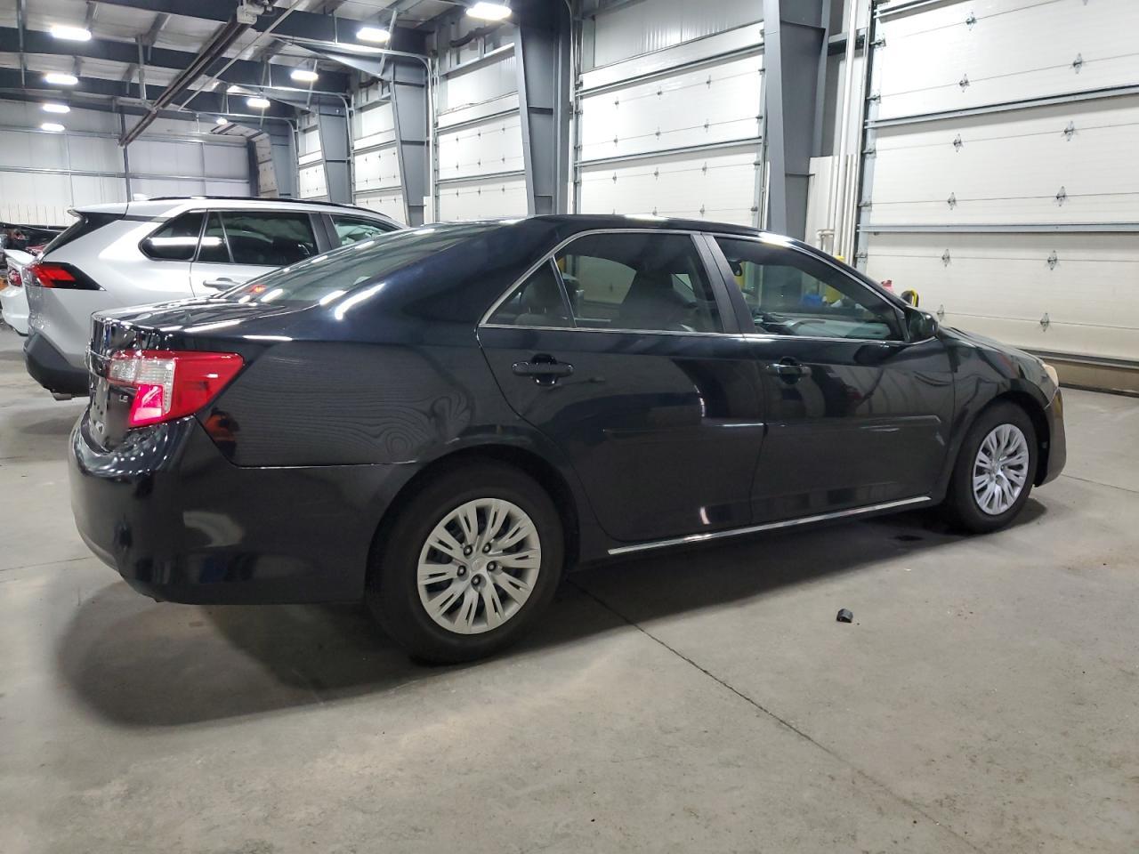2014 Toyota Camry Le - Фото 3