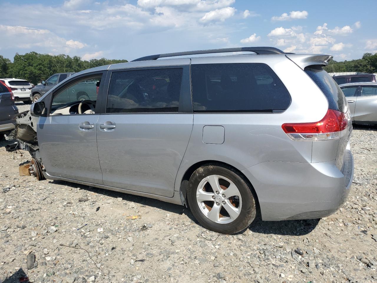 2013 Toyota Sienna Le - Фото 2