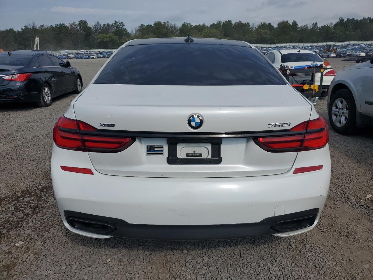 2016 BMW 750 Xi - Фото 6