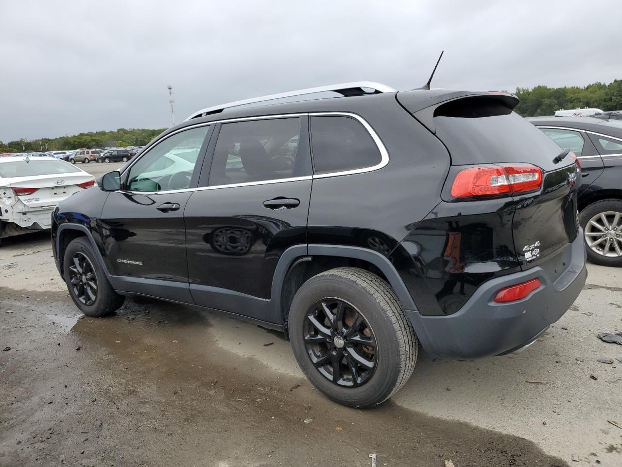 2017 Jeep Cherokee Latitude - Image 2