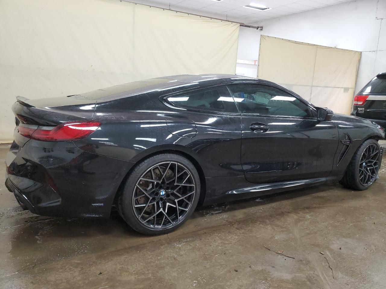 2022 BMW M8 - Фото 3