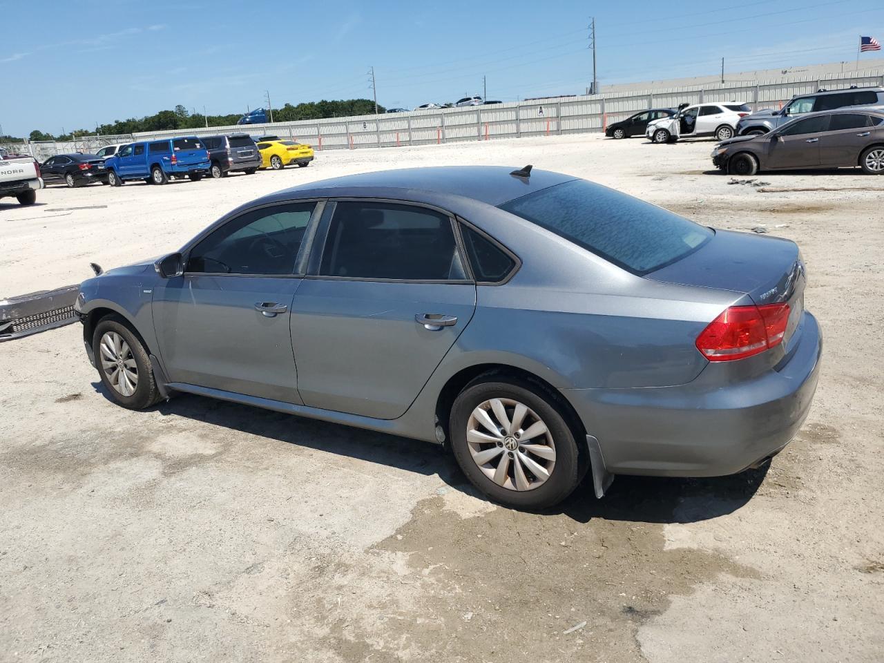 2013 Volkswagen Passat S - Фото 2