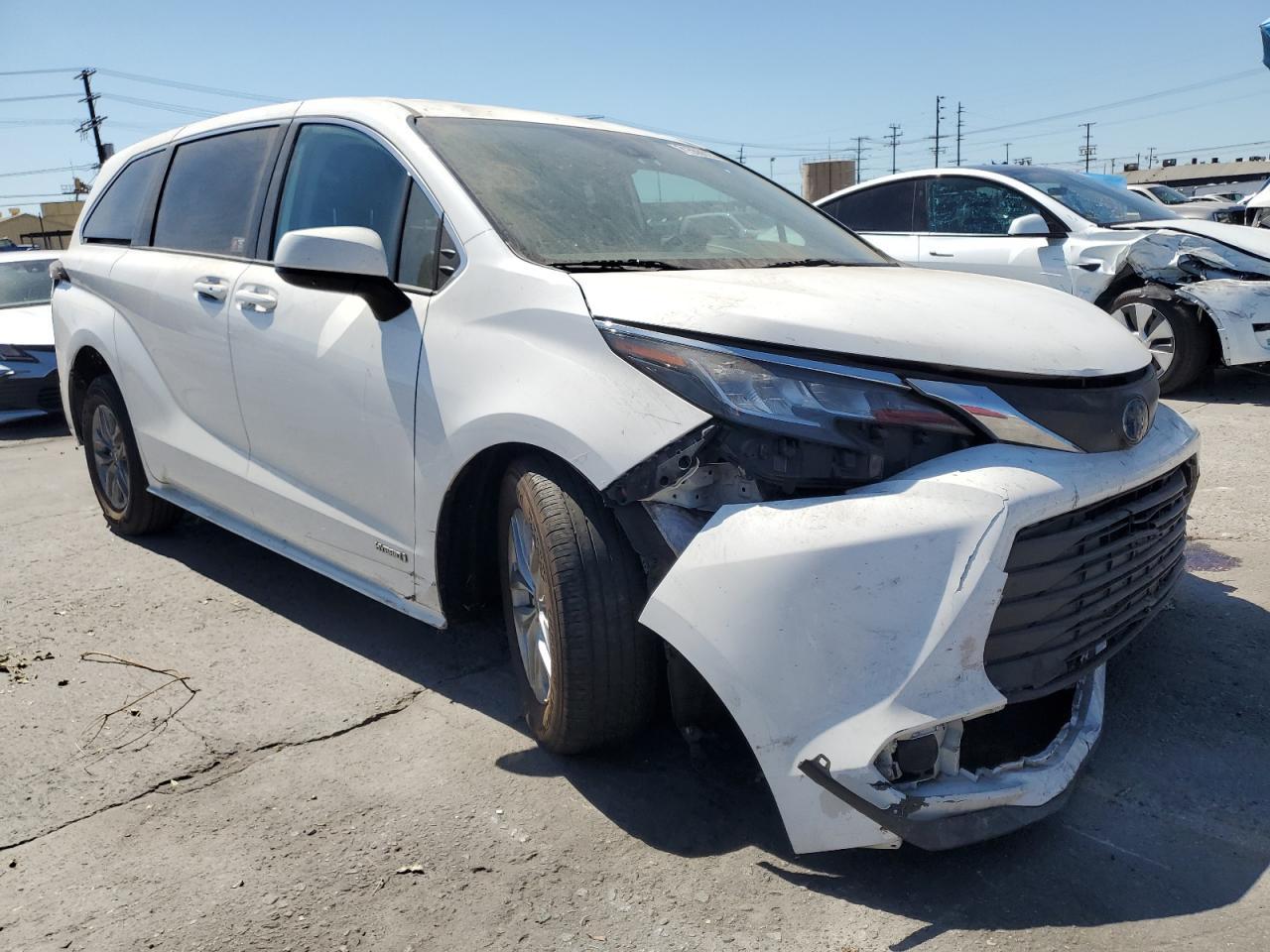 2021 Toyota Sienna Le - Image 4