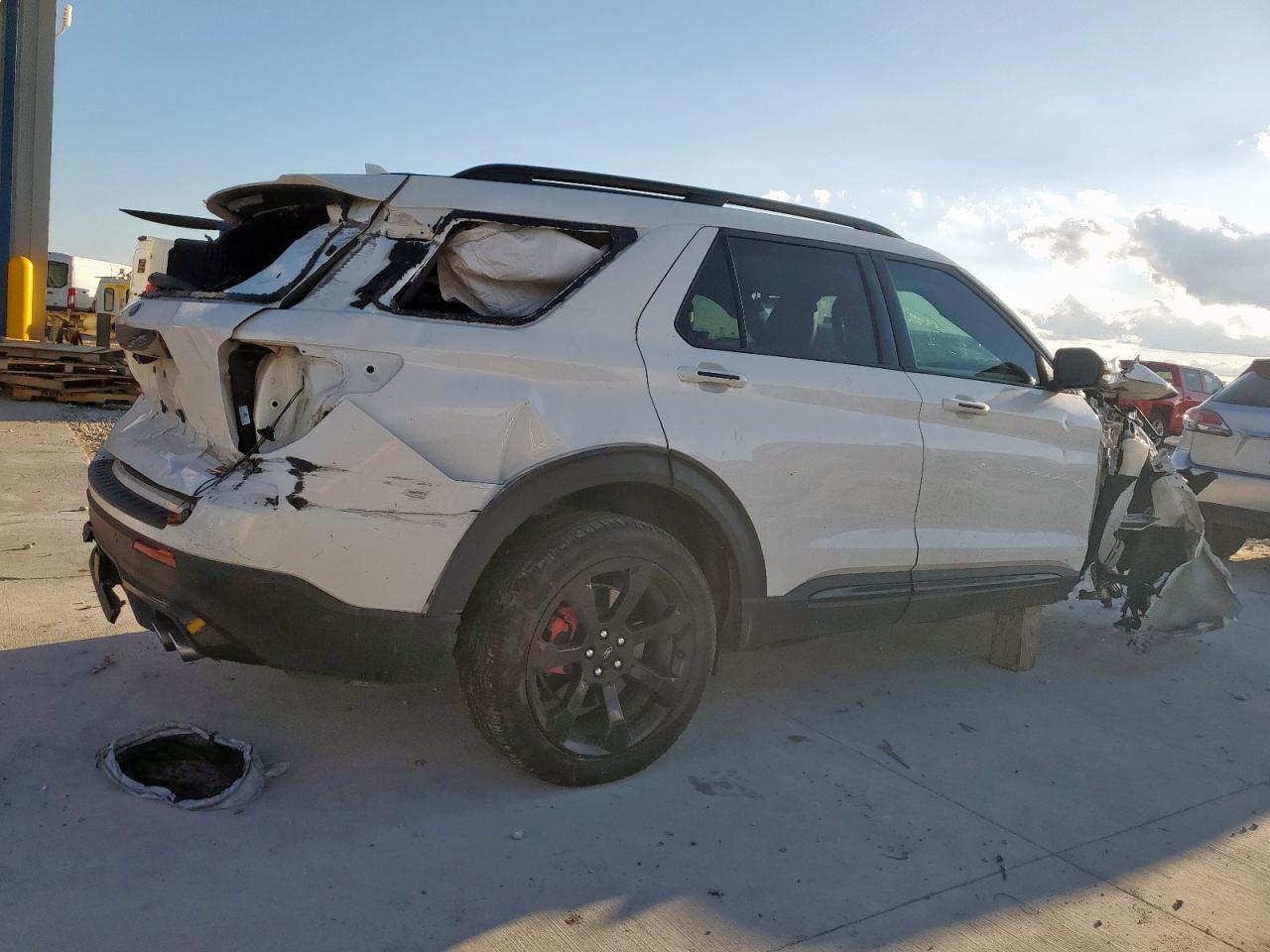 2021 Ford Explorer St - Image 3