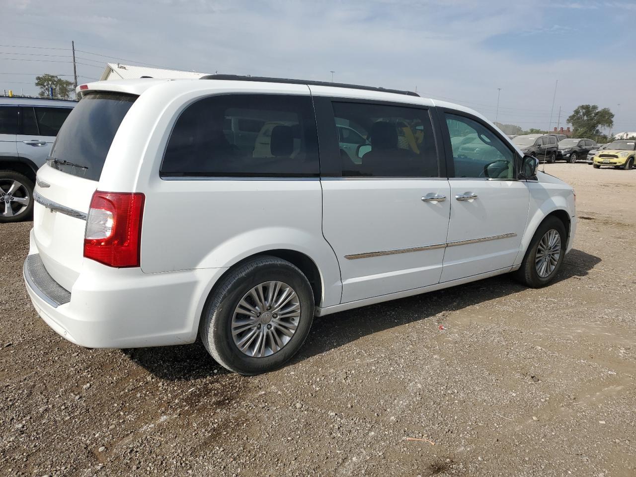 2016 Chrysler Town & Country Touring L - Фото 3