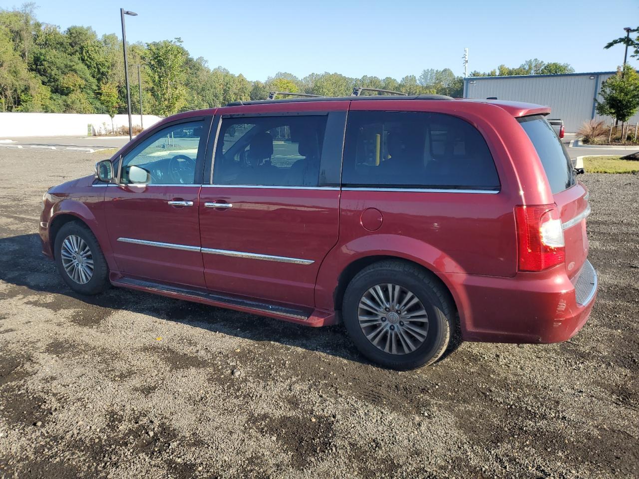 2013 Chrysler Town & Country Touring L - Фото 2