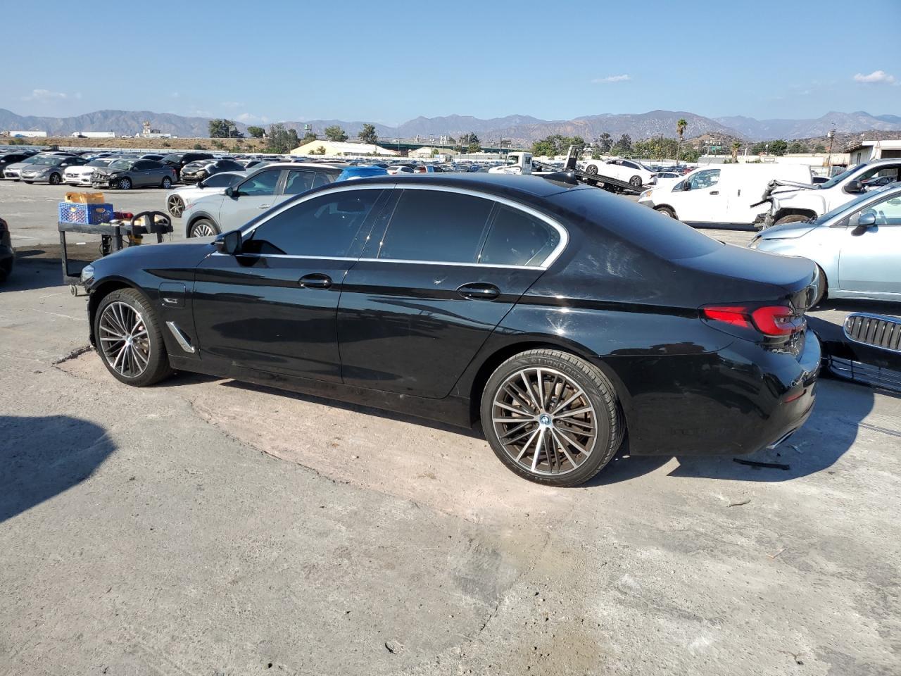 2022 BMW 530E - Фото 2