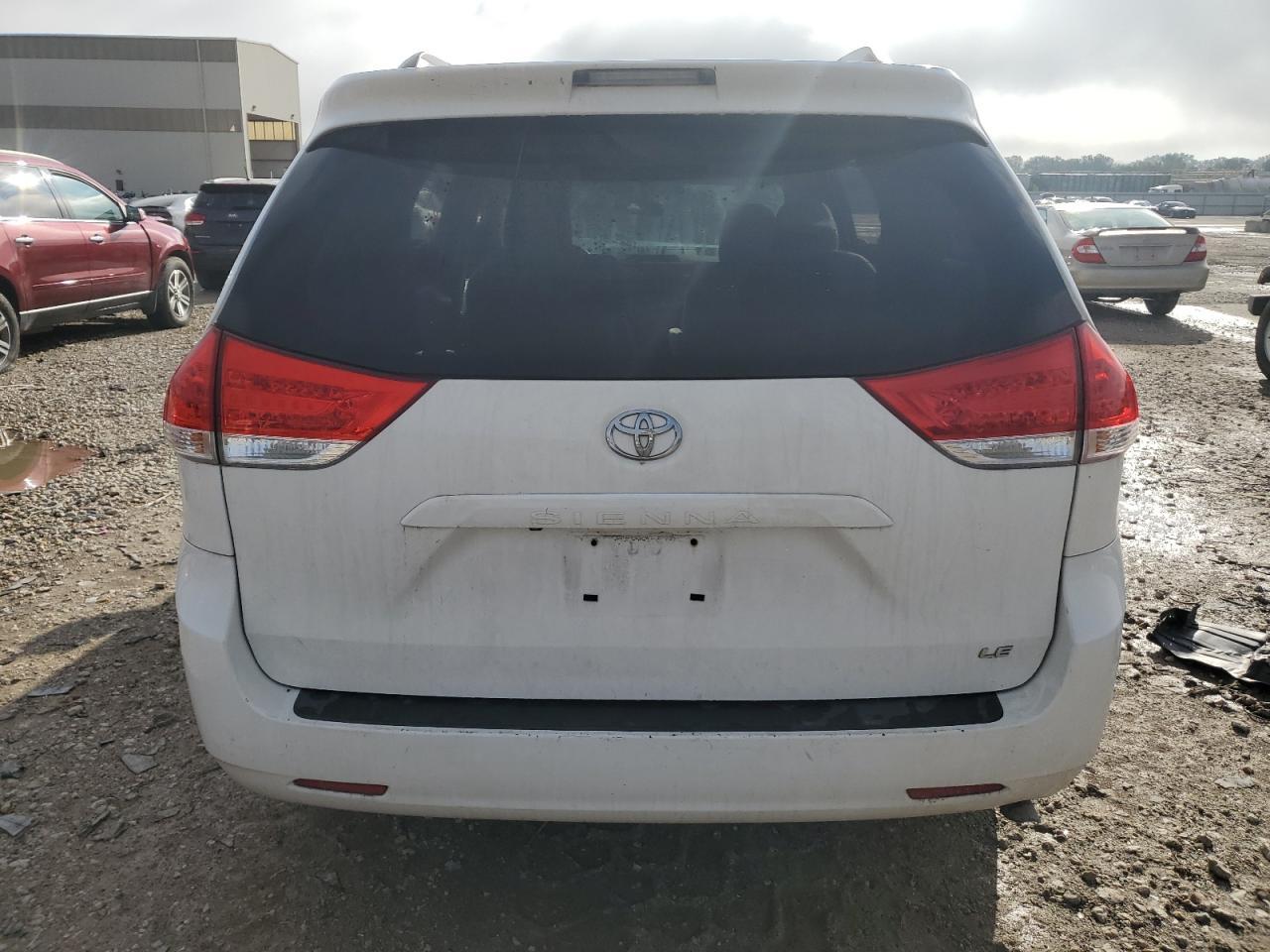 2011 Toyota Sienna Le - Фото 6