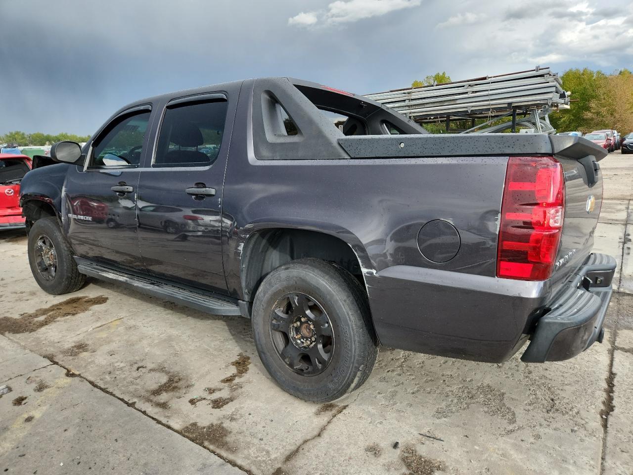 2010 Chevrolet Avalanche Ls - Image 2