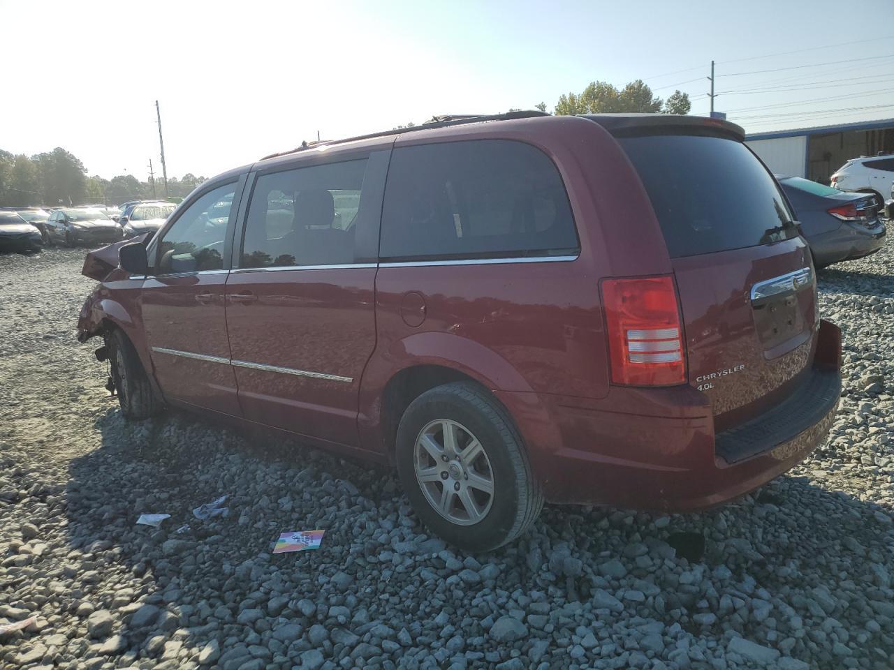 2010 Chrysler Town & Country Touring Plus - Фото 2