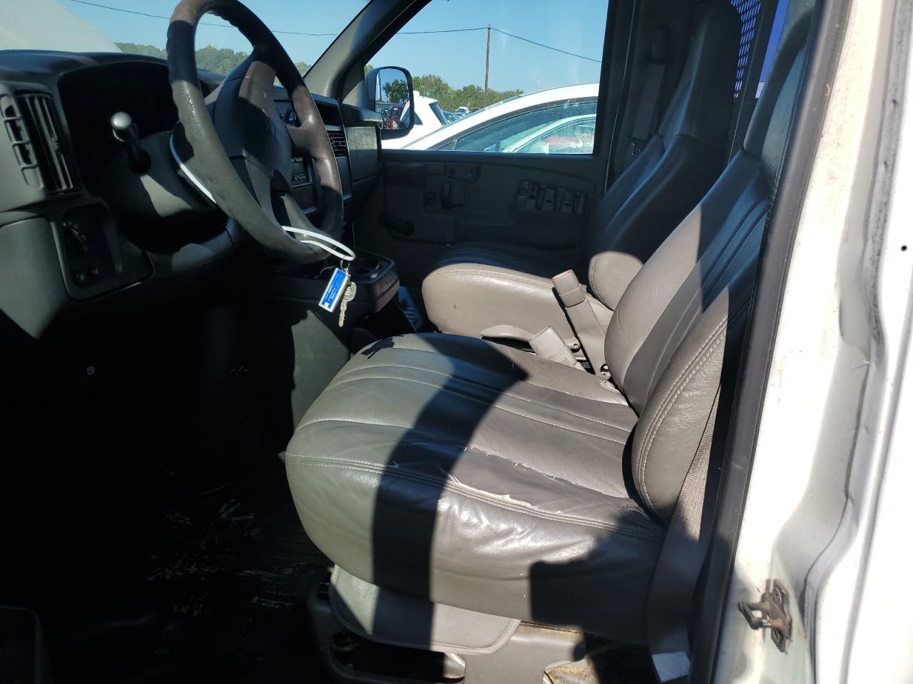 2003 Chevrolet Express G2500 - Image 7