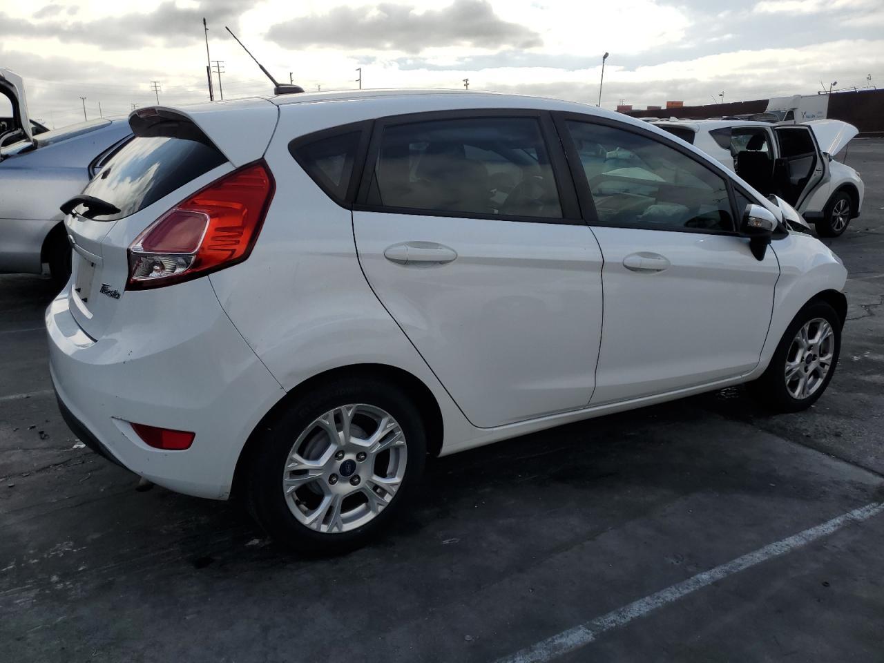 2015 Ford Fiesta Se - Фото 3