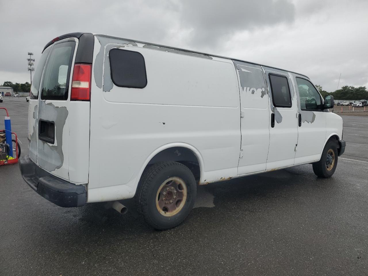 2008 Chevrolet Express G2500 - Image 3