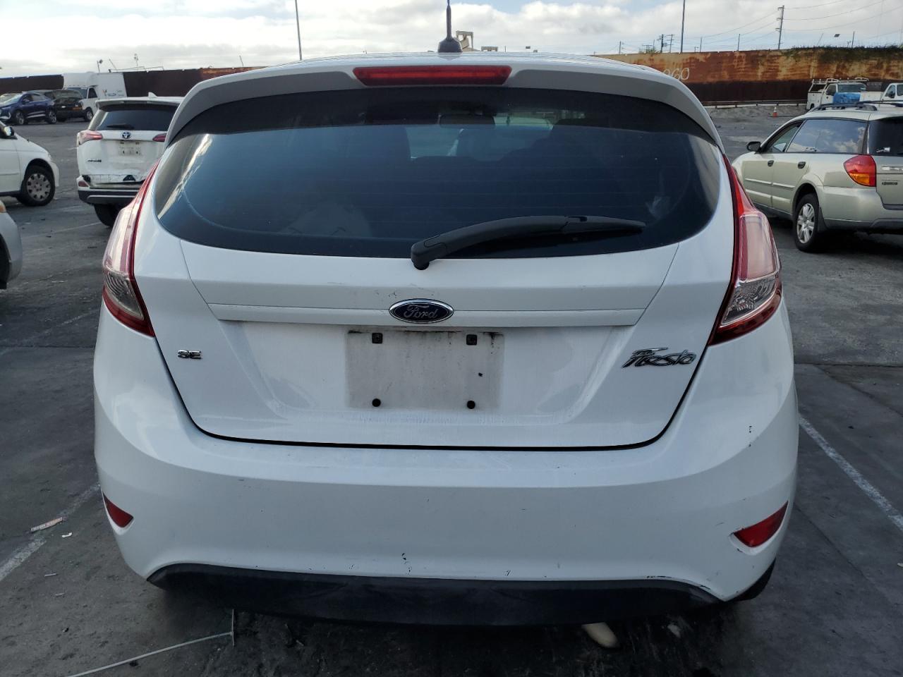 2015 Ford Fiesta Se - Фото 6