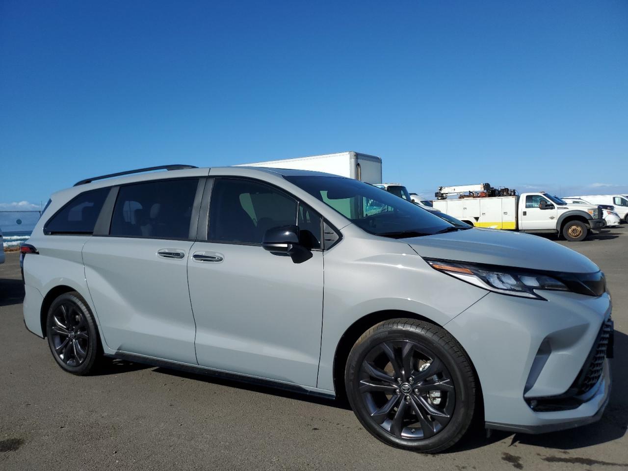 2025 Toyota Sienna Xse - Image 4
