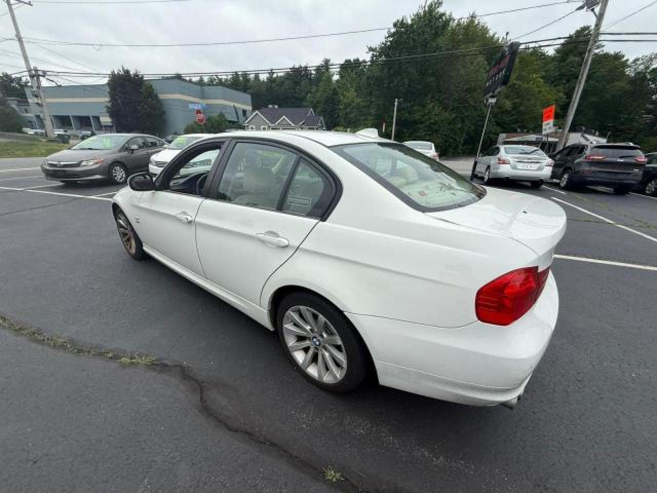 2011 BMW 328 Xi Sulev - Image 2