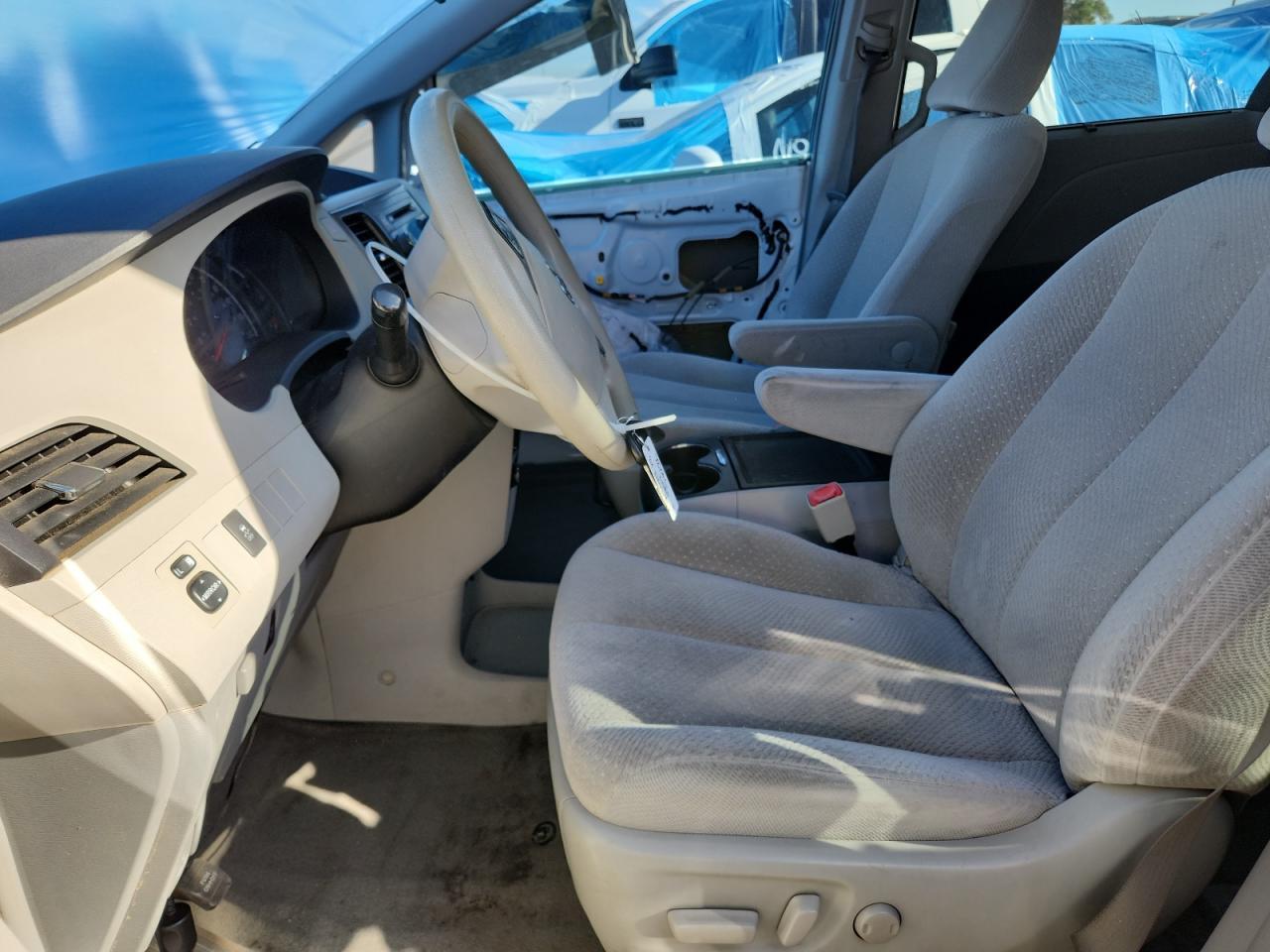 2014 Toyota Sienna Le - Image 7