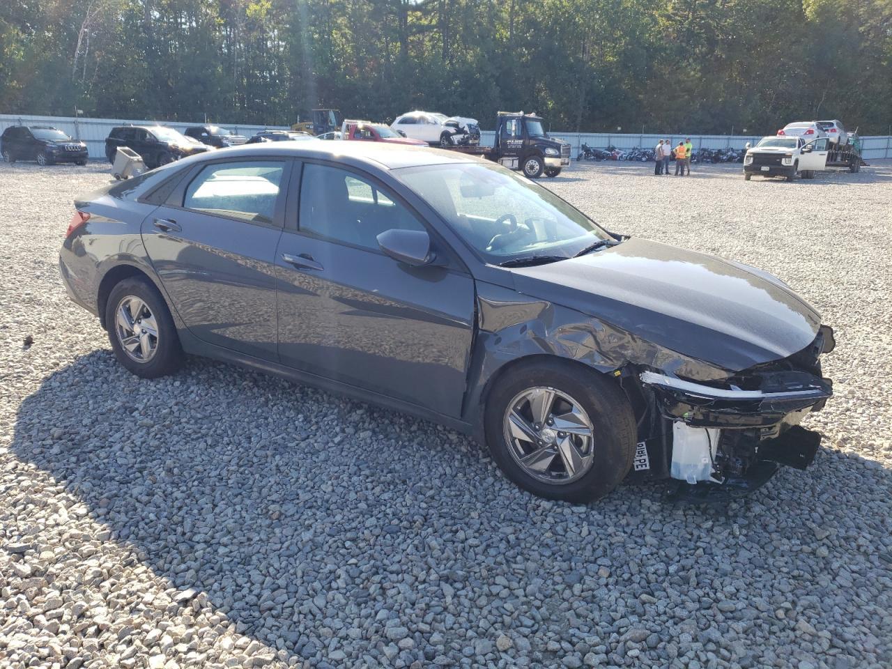 2025 Hyundai Elantra - Image 4